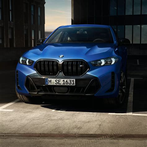 BMW X6 su M Sport paketu, rodantis siaurus priekinius žibintus ir aptakų kėbulą