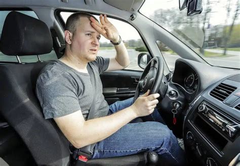 Teminė nuotrauka: vairuotojas atlieka automobilio apžiūrą prieš kelionę