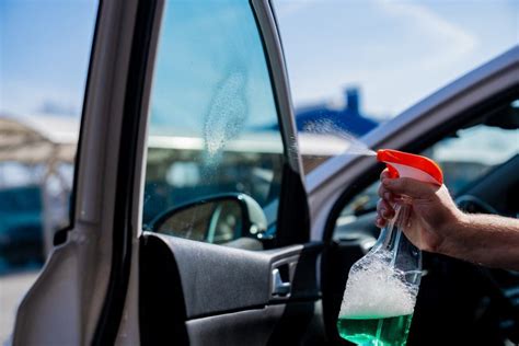 Tematinė nuotrauka: švarūs automobilio langai šaltą rytą