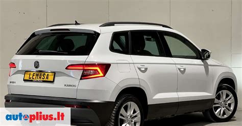 Teminė nuotrauka: Škoda automobiliai susijungimo fone su Volkswagen logotipu