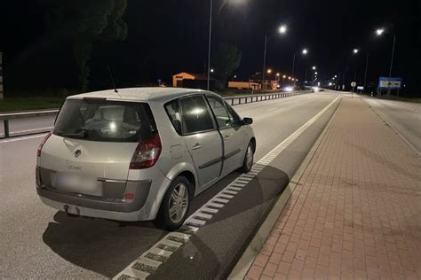 Tematinė nuotrauka: automobilis su valstybiniais numerio ženklais kelyje