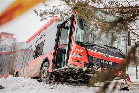 Autobusas, nuvažiavęs nuo kelio ir atsitrenkęs į medį prie PC „Mandarinas“