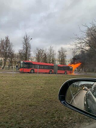 Degantis autobusas prie PC „Mandarinas“