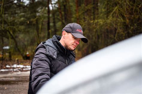 Instruktorius Rokas Markevičius moko valdyti automobilį slidžioje trasoje