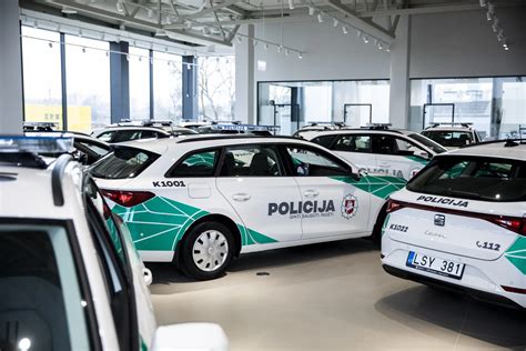 Telšių apskrities policijos kapelionas šventina naujus „SEAT Leon Sportstourer“ automobilius