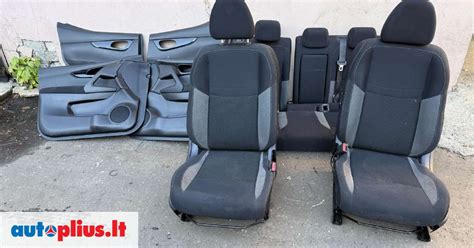 „Nissan NV200“ automobilio salonas su specialiomis plastikinėmis sėdynėmis, skirtomis policijos darbui