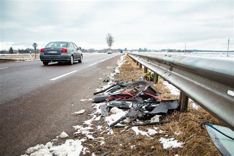 Keturračio motociklo avarijos vieta Jonavos rajono Šveicarijos kaime, su policijos ir gelbėjimo tarnybų automobiliais
