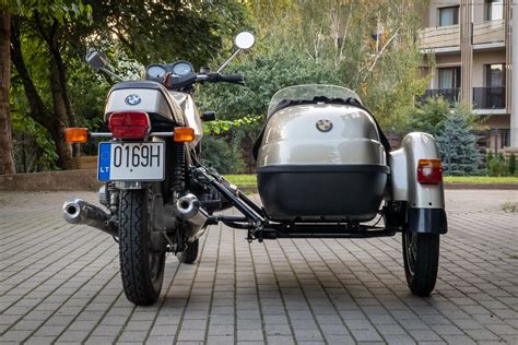 Infografika: Keturračio motociklo svorio pasiskirstymas važiuojant vienam ir su keleiviu, iliustruojantys stabilumo praradimą