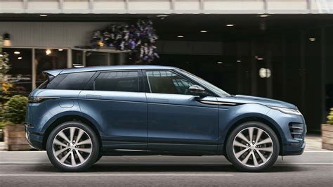 Range Rover Evoque raudonos spalvos miesto aplinkoje