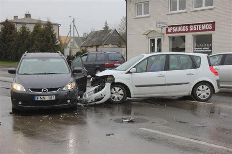 Avarijos vietoje dirbančių gelbėtojų ir policijos automobilių nuotrauka
