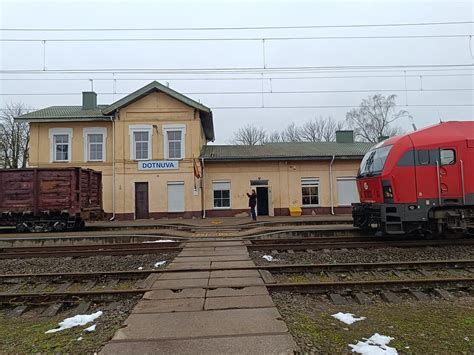 Nuotrauka: nuriedėję nuo bėgių traukinio vagonai Gudžiūnų stotyje