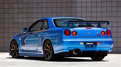 Fotografija Nissan Skyline R34 modelio, akcentuojant jo dizaino ypatybes
