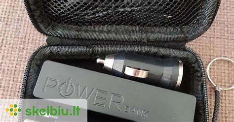Power bankas ir išmanusis telefonas, rodomas žemėlapis