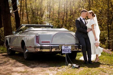 retro Cadillac Eldorado vestuvių fotosesijai su jaunavedžiais