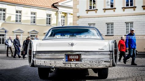 baltas Cadillac DeVille retro automobilis vestuvėms