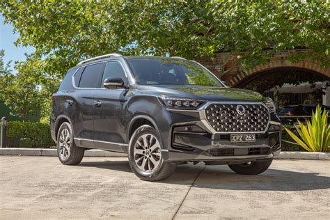 SsangYong Rexton visureigio nuotrauka bekelėje