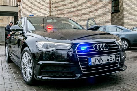 Tematinė nuotrauka: naujas Audi A6 policijos automobilis ant kelio