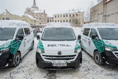 Tematinė nuotrauka: policijos pareigūnai prie naujų VW Transporter automobilių