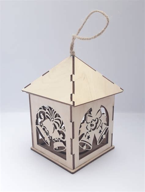 Įvairūs kalėdiniai žibintai su natūraliomis ir dirbtinėmis dekoracijomis