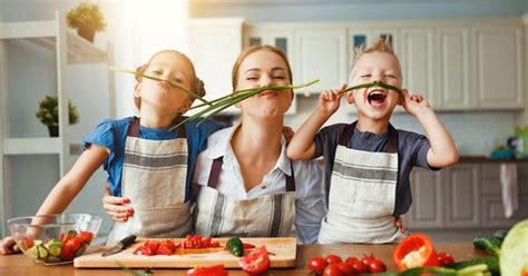 Vaikai, gaminantys Adventinius žibintus