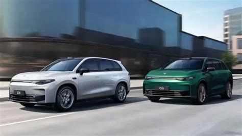 Įvairių tipų ekologiškų automobilių palyginimo infografika (elektromobiliai, hibridiniai, dujiniai)