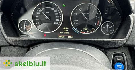 BMW 320d prietaisų skydelis su įjungta traukos kontrolės lempute