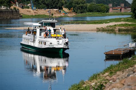 Nuotrauka, vaizduojanti laivą doko aplinkoje techninės apžiūros metu