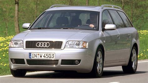 Audi A6 C5 su skirtingų dydžių ratlankiais iliustracija