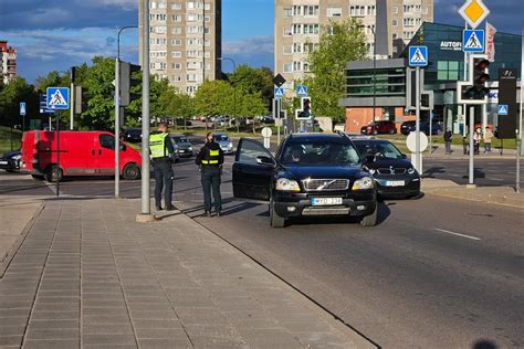 Automobilis stabdo sankryžoje, rodomas automobilio priekis