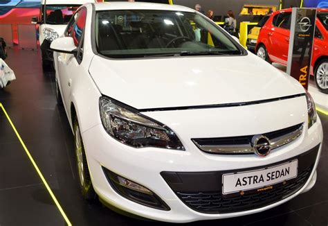 Opel Astra J hečbeko išorės dizainas ir kėbulo linijos