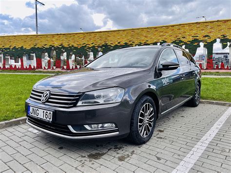 Theminis VW Passat automobilio su ratlankiais atvaizdas
