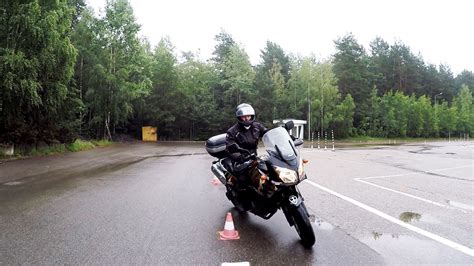 Teminė nuotrauka: motociklininkas kelyje, automobiliai fonė