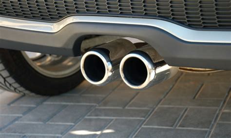 Automobilio duslintuvas, iš kurio veržiasi vanduo ir garai