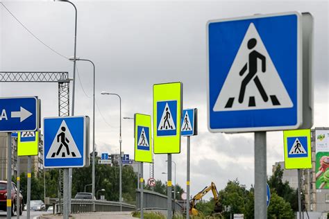 nuotrauka su pėsčiųjų perėja Pervalkoje, su akcentu ant prasto matomumo ir kelio dangos