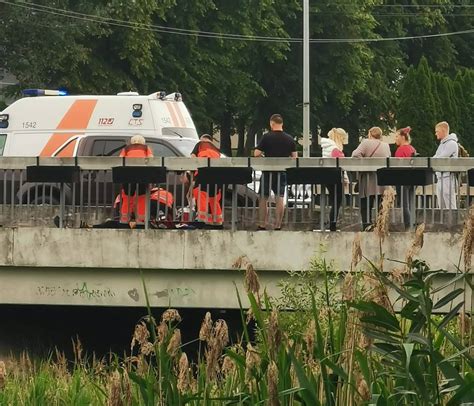 nuotrauka su apvirtusiu vilkiku ant tilto A1 magistralėje