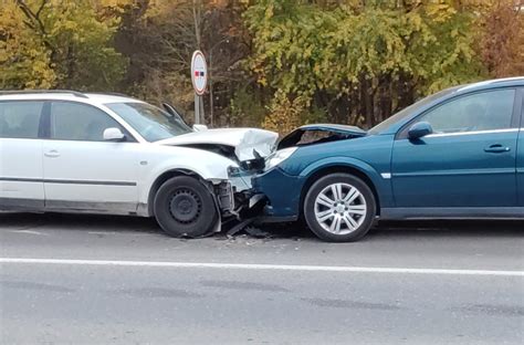Tematinė nuotrauka: du automobiliai sujungti užvedimo laidais