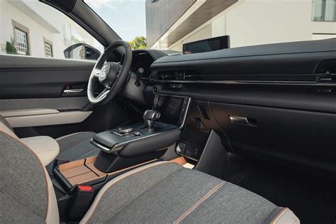 Automobilio Ford C-Max interjeras su patogiais sėdimaisiais ir moderniu prietaisų skydeliu