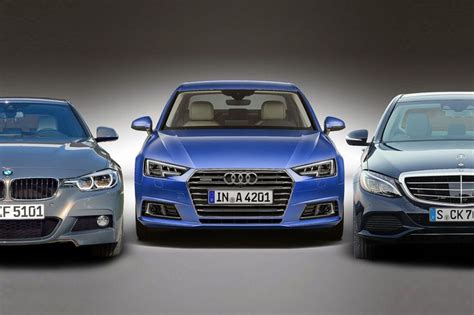 Trijų vokiškų premium sedanų palyginimo infografika (Audi A4, BMW 3 serija, Mercedes-Benz C klasė)