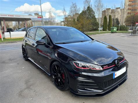 Volkswagen automobilis su naujais ratlankiais
