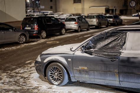 Tematinė nuotrauka: užšalęs automobilis, ryte sunkiai užvedantis variklį