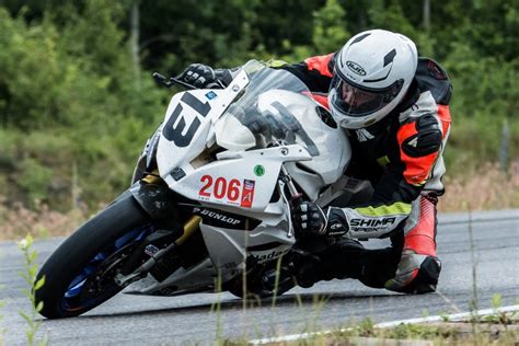 Jaunasis Erlandas Mackonis ant motociklo lenktynių trasoje