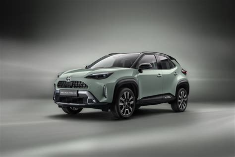 Toyota Yaris Cross profilio nuotrauka su pabrėžtomis ratų arkomis