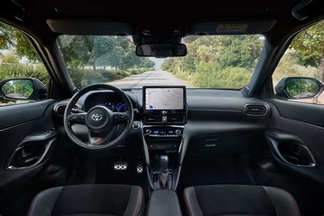 Toyota Yaris Cross interjero nuotrauka su atlenktomis galinėmis sėdynėmis