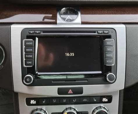 Volkswagen Passat B7 interjeras su moderniu prietaisų skydeliu