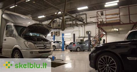 Autoserviso meistras tikrina automobilio transmisiją