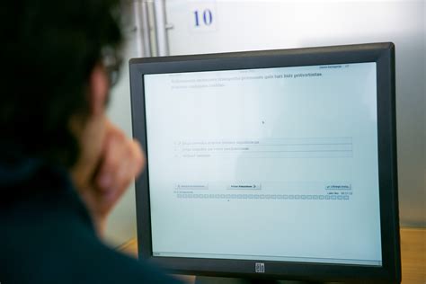 Jaunas žmogus ruošiasi laikyti teorijos egzaminą kompiuteriu