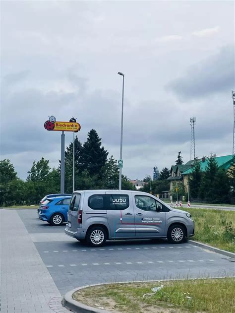 Tarnybinis automobilis biudžetinės įstaigos aikštelėje