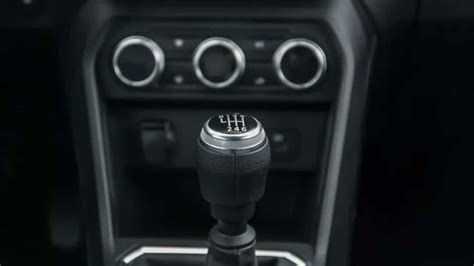 automobilio interjero nuotrauka su pavarų svirtimi ir rankiniu stabdžiu