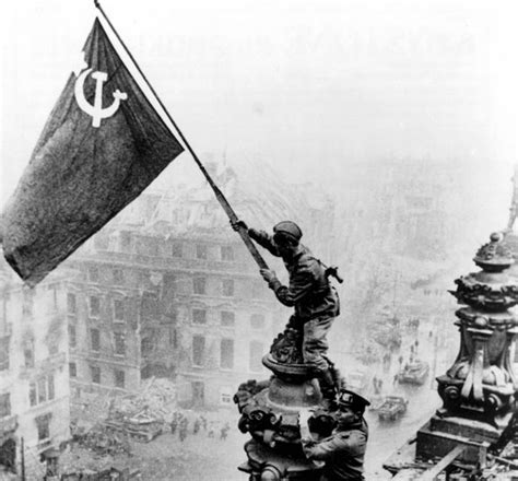 Nuotrauka, vaizduojanti sovietinę vėliavą su kūju ir pjautuvu