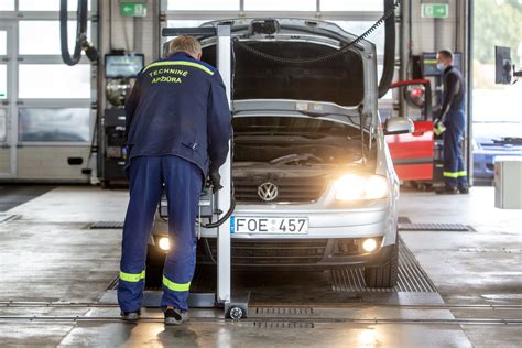 Teminė nuotrauka: dujomis varomas automobilis, techninės apžiūros stotis ir kontrolierius